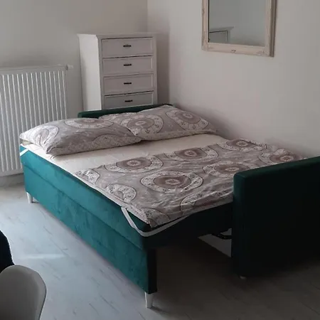 Przystan Parking Ogrodek Blisko Jeziora I Mariny Dla Jachtow