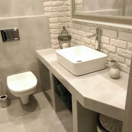 Przystan Parking Ogrodek Blisko Jeziora I Mariny Dla Jachtow