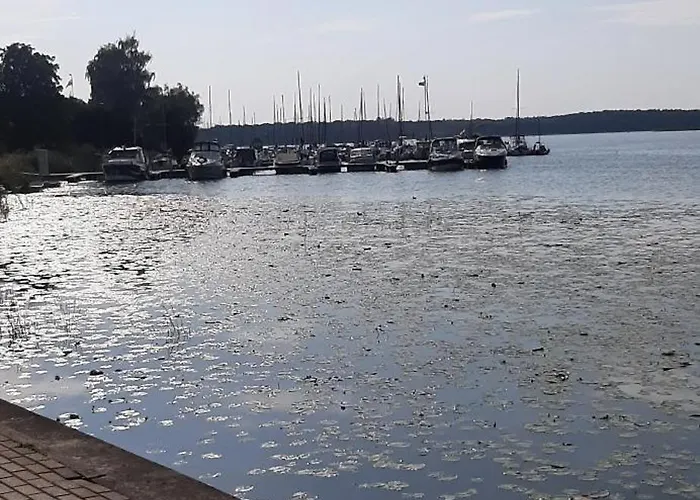 Przystan Parking Ogrodek Blisko Jeziora I Mariny Dla Jachtow Ostroda