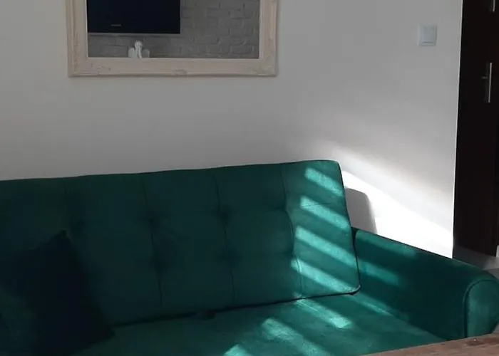 Przystan Parking Ogrodek Blisko Jeziora I Mariny Dla Jachtow