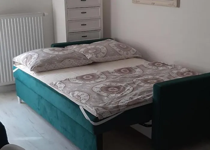 Przystań Parking Ogródek Blisko Jeziora I Mariny Dla Jachtów