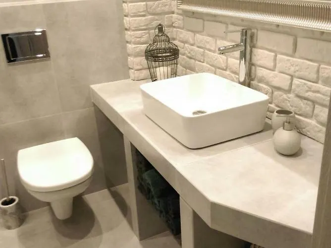 Przystan Parking Ogrodek Blisko Jeziora I Mariny Dla Jachtow