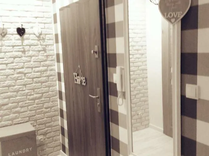 Przystan Parking Ogrodek Blisko Jeziora I Mariny Dla Jachtow